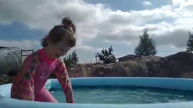 Лапусечка дианочка в бассейне надувной купается . Никак не вылезти из воды. Детские шалости. смотреть онлайн