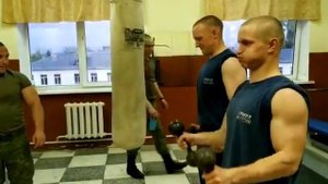 КМС  ПО БОКСУ КАЧАЕТ РУКИ В АРМИИ ШОК!!!