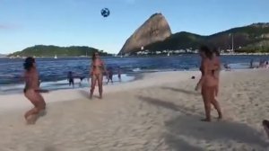 Красиво девушки на пляже  в мячик играют