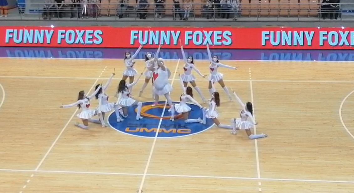 Красивые девушки в черлидинге! Группа поддержки. Красотки Funny Foxes и Купидон!