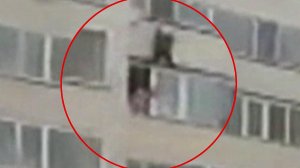 В Казахстане ребенка, который падал из окна, чудом спас сосед снизу