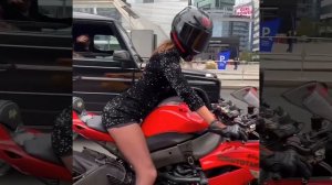 Девушки на авто vs на мотоцикле.
