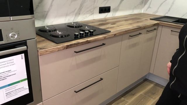 Угловая кухня цвета капучино и белая матовая. Дизайн угловой кухни 12 м с холодильником и технико