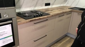 Угловая кухня цвета капучино и белая матовая. Дизайн угловой кухни 12 м с холодильником и технико