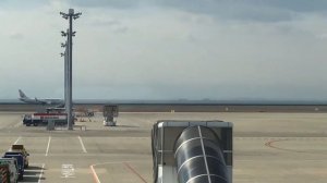 Взлёт и посадка самолета в аэропорту города Нагоя, Япония