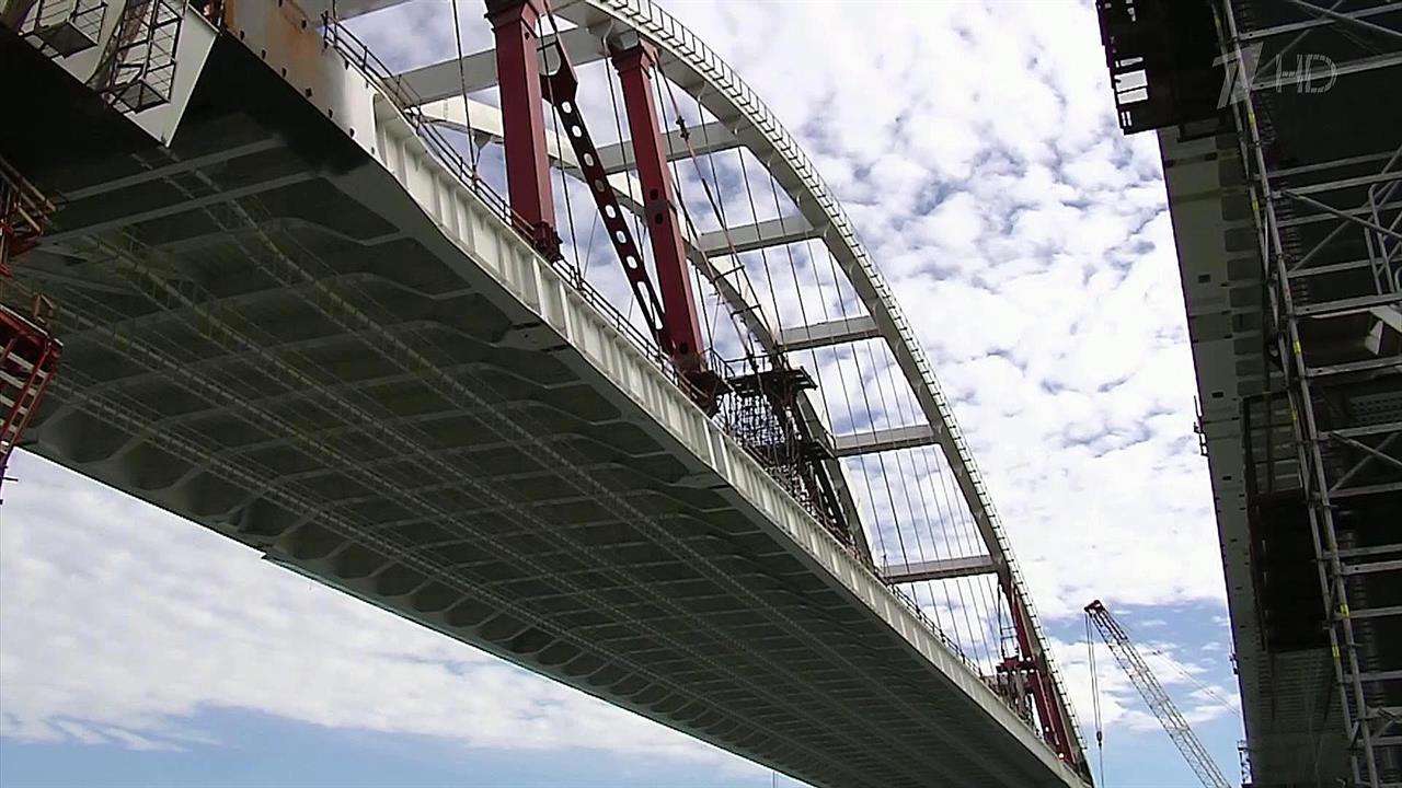 Строители установили вторую арку моста через Керченский пролив с опережением графика