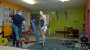 гантели по 50 кг,жим сидя на плечи.