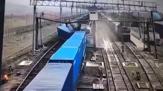 Сход вагонов грузового поезда на стрелке и столкновение с тепловозом