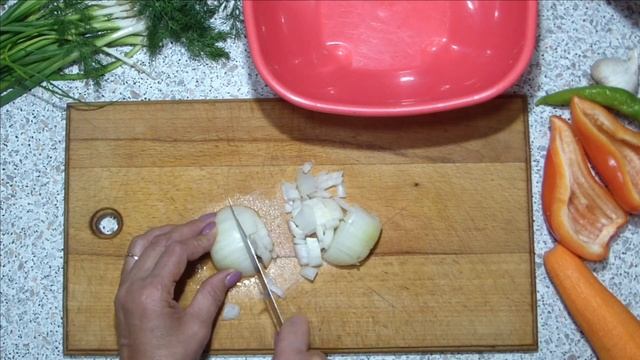 горячий суп "свекольник" домашнего приготовления, знакомый вкус с детства