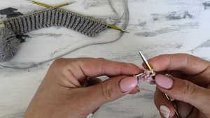 Эффектная и эластичная резинка спицами скрещенными петлями