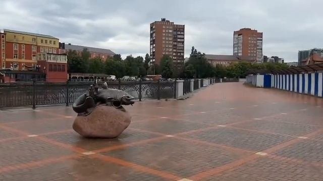 КАЛИНИНГРАД. НАБЕРЕЖНАЯ ВЕТЕРАНОВ. ПАМЯТНИК СОМУ.