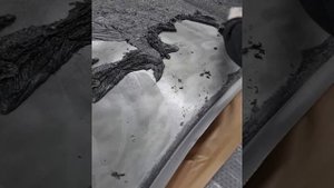 Счищаем с капота всю краску до металла смывкой.