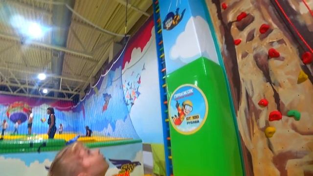 Скайпарк, прыжки с высоты на тарзанке, скалодром, веселимся на батуте / Sky Park смотреть онлайн