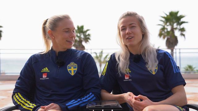 "Seger är en riktig småskojare" | Jonna & Hanna svarar på era frågor! смотреть онлайн