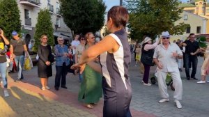 Летний танец на улице!