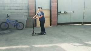 Видео как сделать на трюковом самокате поворот на 180 градусов