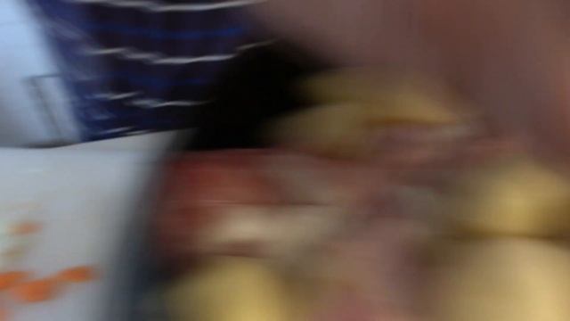 Петух с картошкой в чугунке! Уха из петуха в Русской печке! смотреть онлайн