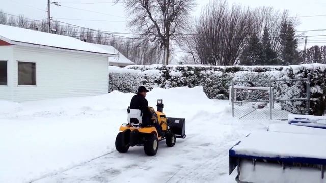 Трактор Cub Cadet XT1 с роторным снегоуборщиком смотреть онлайн