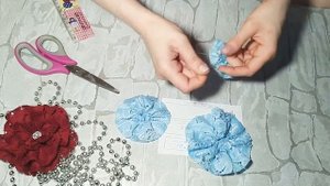 DIY.Простой и красивый объемный цветок(резинка) из остатков кружевной ткани за 5 мин.