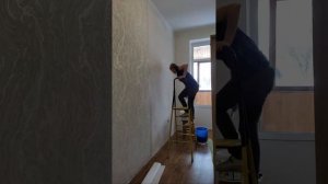 Высокие потолки, поклейка обоев