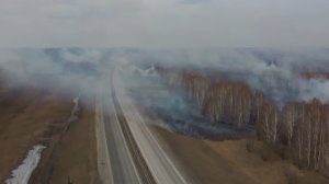Жгут траву вдоль трассы.