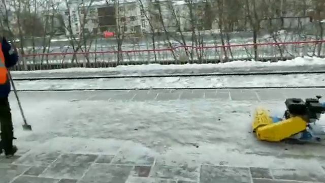 Полное удаление толстой наледи моментально с плитки и без реагентов смотреть онлайн