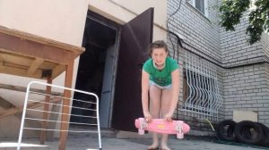 Учимся катаюсь на пени борте