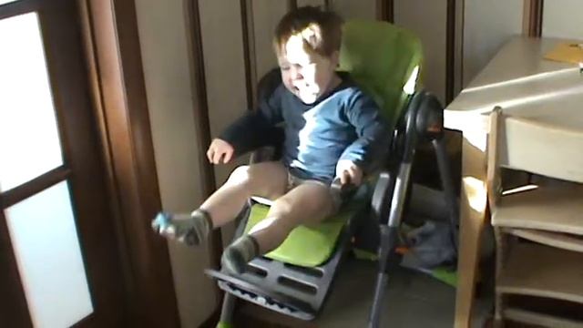 Севастьян качается на стуле смотреть онлайн