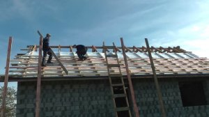 Монтаж обрешётки своими руками. Расстояние между досками выдержано под профлист, а не под черепицу.