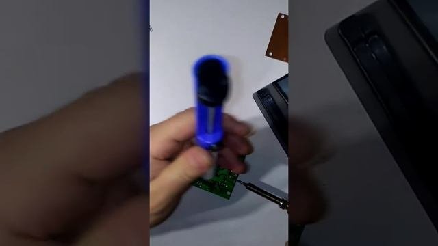 Как пользоваться отсосом. Паяльный отсос в действии. Механический отсос
