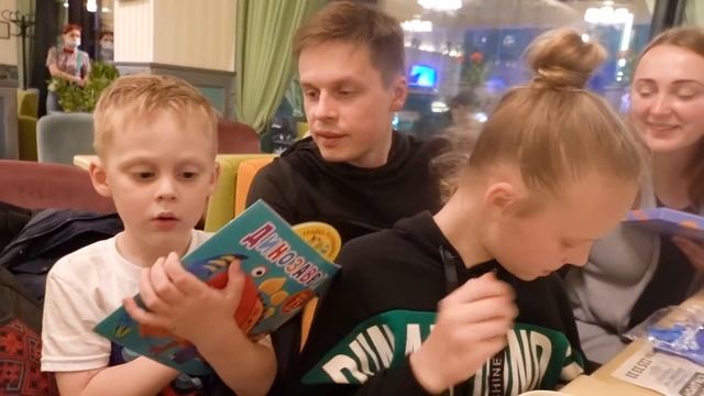 VLOG Встретились с би мамой. Алиса плачет за Колей и Настей смотреть онлайн