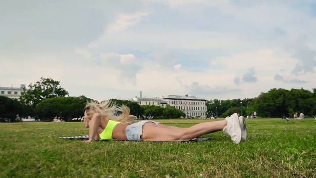 Дима Берегуля Feat. Ксения Новикова - Летит Бит смотреть онлайн