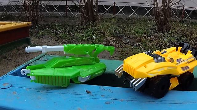 РОБОТЫ ТРАНСФОРМЕРЫ НА ДЕТСКОЙ ПЛОЩАДКЕ! КАТАЕМСЯ С ГОРКИ! ИГРЫ В ДОГОНЯЛКИ! Видео для детей!