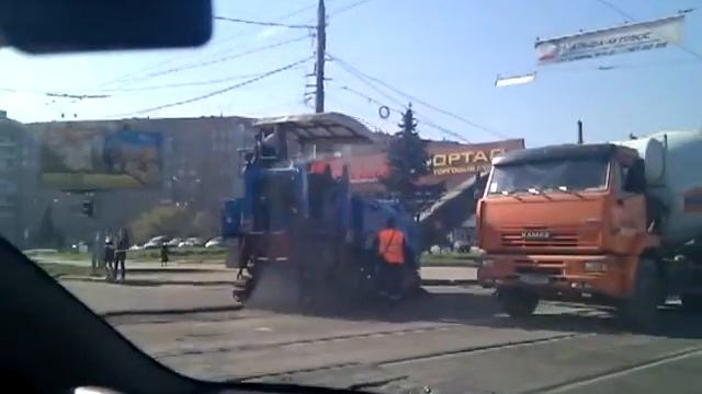 2011.04.29 09:05 Харьков, пр. Гагарина, дорожники в час-пик смотреть онлайн