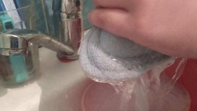 Лайфхак//Как очистить мочалку и как сделать пену из мылы// смотреть онлайн