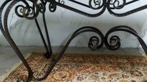 Стол с элементами холодной ковки.