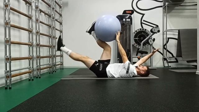 Мертвый жук с фитболом