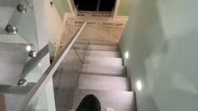 Лестница на тетивах со стеклянными перилами
