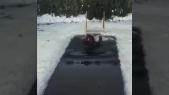 испытание зимнего костюма поплавок, в проруби смотреть онлайн