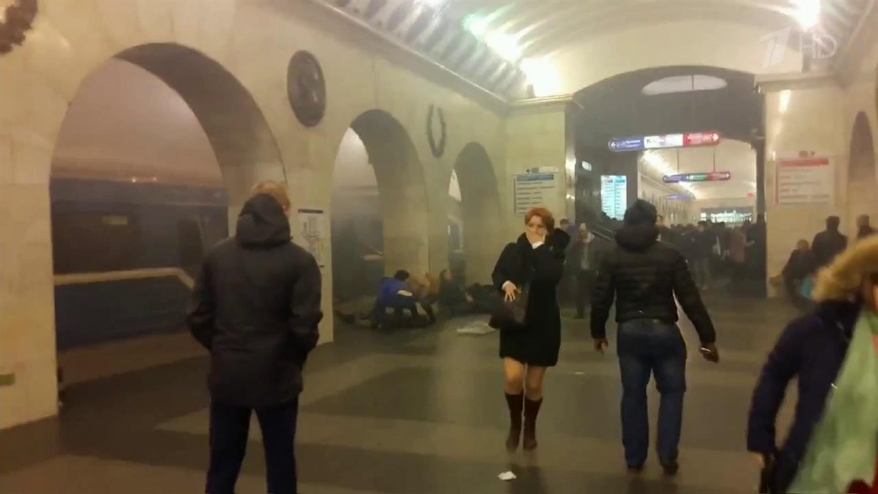 Новости 1 канала про теракт. Женщины в метро. Теракт в метро Санкт-Петербурга.