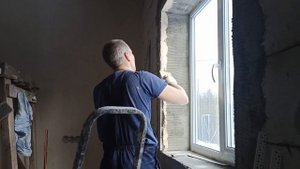 Маяки не нужны. Откосы из штукатурки, по ЭППС — на глазок. Без брака не обошлось, но все исправил.