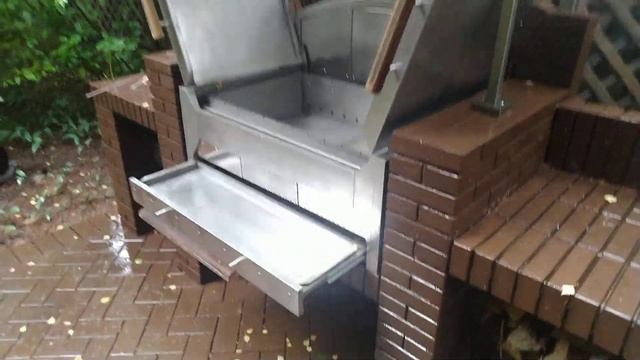 Мангальная зона  – навес и мангал с крышкой из нержавеющей стали