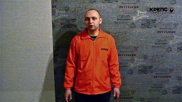 При потертостях краски на стене лучше перекрасить всю стеню или достаточно покрасить лишь участки п