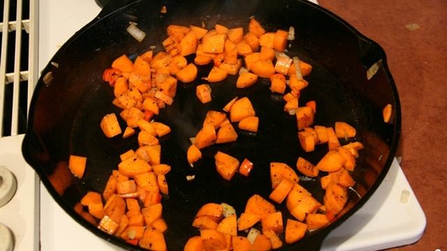 Картошка с мясом в чугунке в духовке