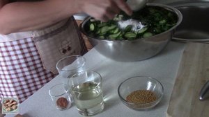 Салат из огурцов с укропом и чесноком на зиму.