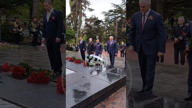 Власти Крыма возложили цветы к Вечному огню в Гагаринском парке Симферополя