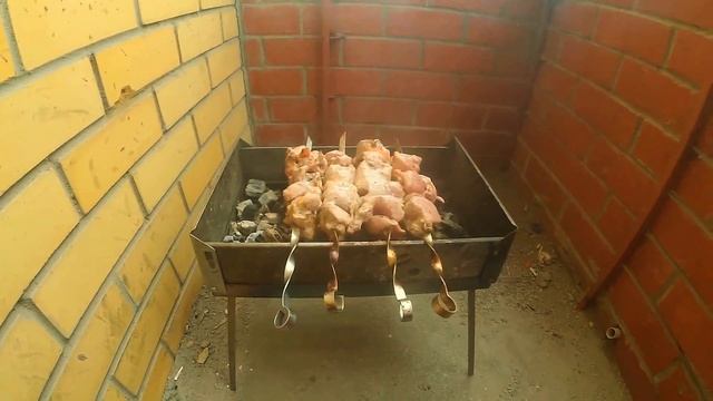 Жарю шашлык на балконе смотреть онлайн