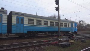 Электропоезд ЭР2-406 сообщением Люботин - Харьков-Пассажирский прибывает на конечную станцию