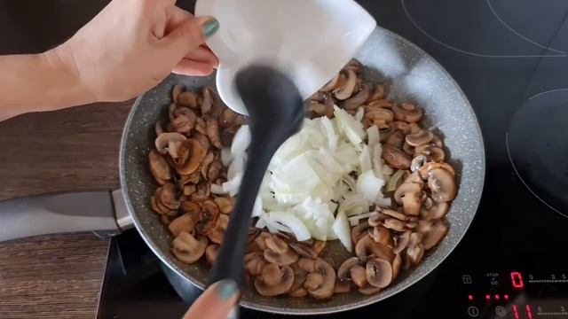 Жареная картошка с шампиньонами и луком смотреть онлайн