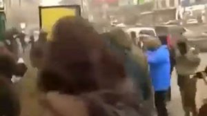 Майдан Бандеровцы избивают ДЕТЕЙ и ВЗРОСЛЫХ Беспредел 2014 в Киеве